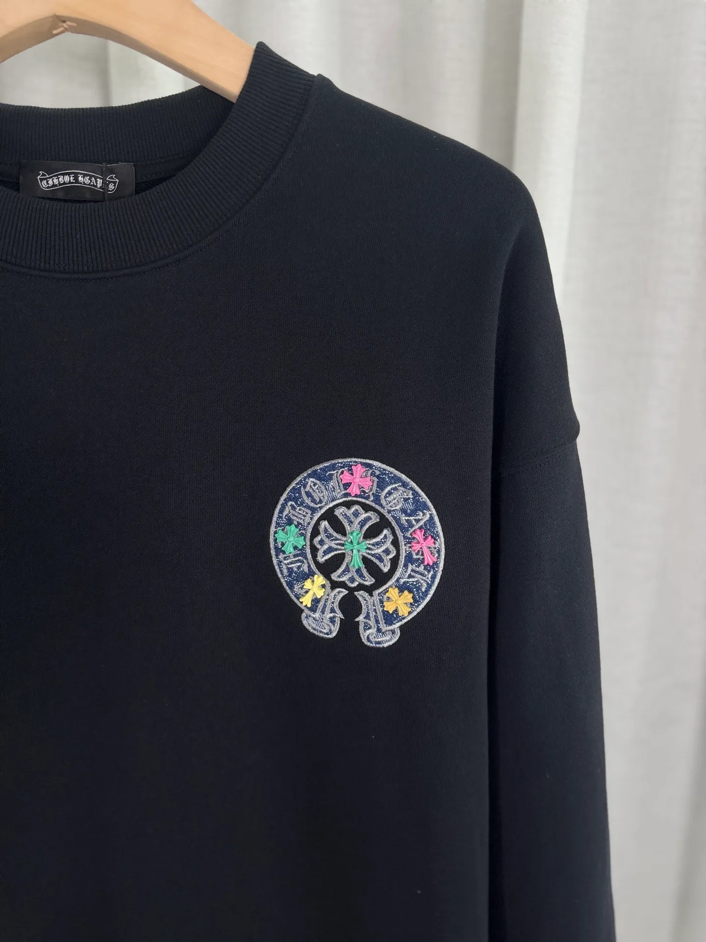 P270 top version, real shot without P, ​​different from market currency) 𝗖𝗵𝗿𝗼𝗺𝗲 𝗛𝗲𝗮𝗿𝘁𝘀/Cro Heart 2025 denim patch embroidery autumn and winter new original single counter American laser burnt 3D three-dimensional color embroidery couple casual sweatshirt 👑The highest version! Customized fabric 430g tripe terry fabric! American acid washed distressed original denim with burnt flowers ✟appliqué embroidery and exquisite embroidery of letters! The best-selling model in the counter, very comfortable to wear. Accessories: original molded and authenticated collar label➕100% silk wash label. Genuine purchase-grade original hangtag➕matching hanging rope➕3D hanging beads➕original packaging bag. Craftsmanship: The original version has consistent wiring! The highest version of the armhole matching technique! Color: White Black Size: S M L XL Style No.: 25-302